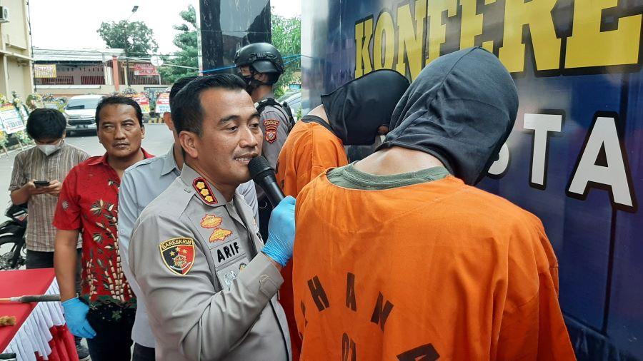 Tersangka-ditanya-Kapolresta-Cirebon.jpg