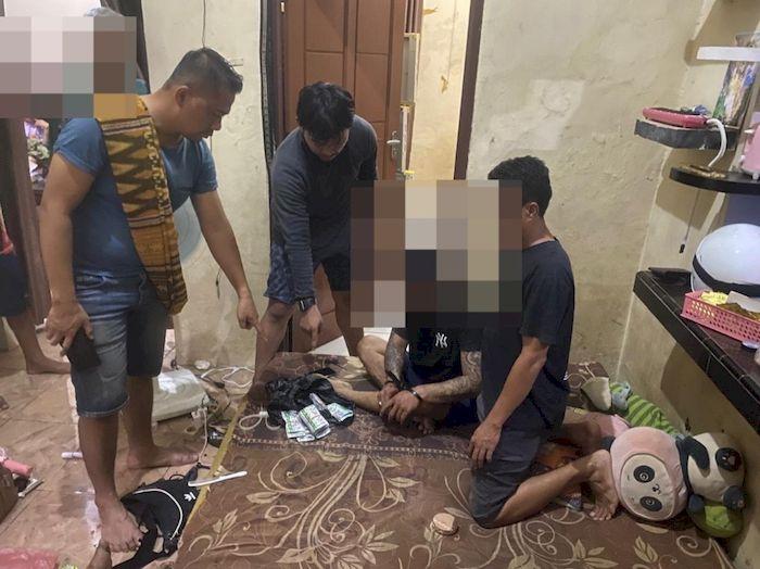 Tersangka-pengedar-narkoba-berinisial-YAU-29-yang-berhasil-ditangkap-Polres-Indramayu.jpg