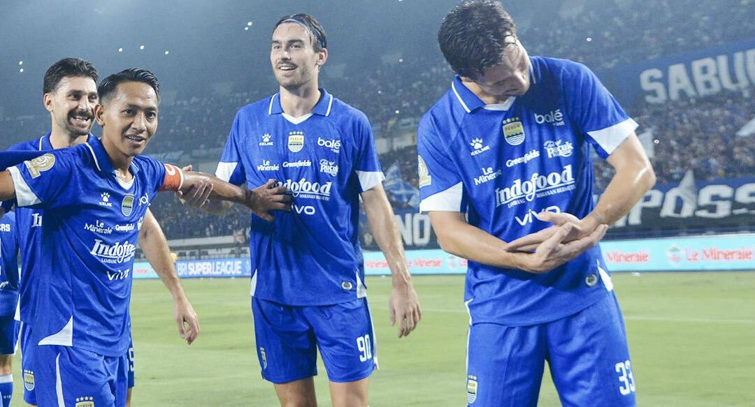 Thom-Haye-melakukan-selebrasi-menimang-bayi.jpg