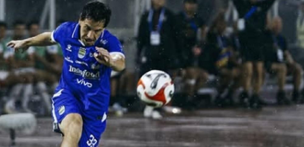 Thom-Haye-menendang-bola-ke-pertahanan-Bali.jpg