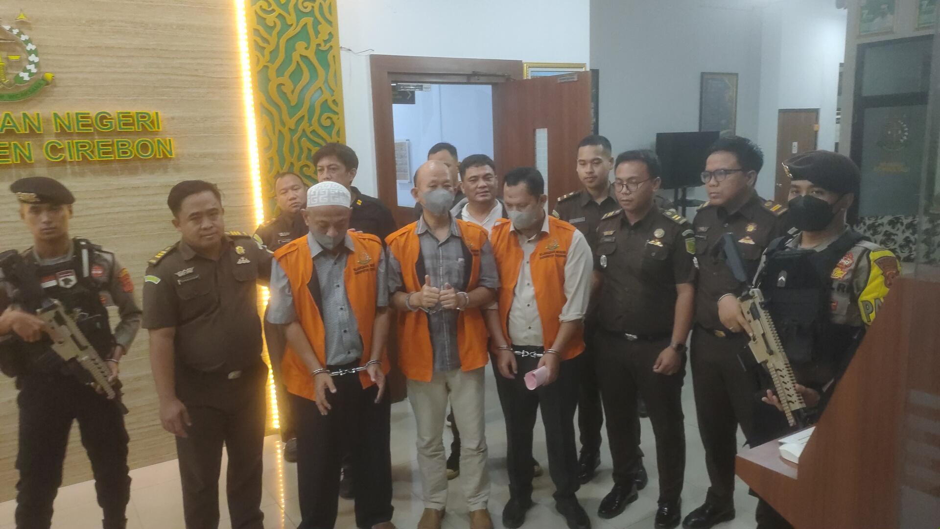 Tiga-tersangka-hadir-dalam-konferensi-pers-di-Kantor-Kejari-Kabupaten-Cirebon.jpg