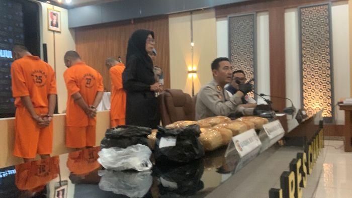 Tiga-tersangka-kepemilikan-ganja-kering-seberat-64-kilogram-Cianjur.jpg