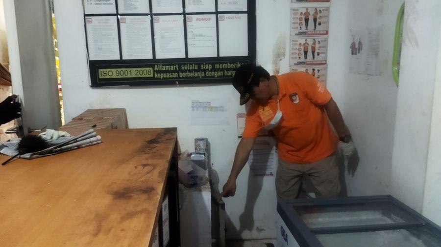 Jebol Atap Kamar Mandi Minimarket, Perampok Bobol Brankas Berisi Uang Rp 40 Juta di Bandung Barat