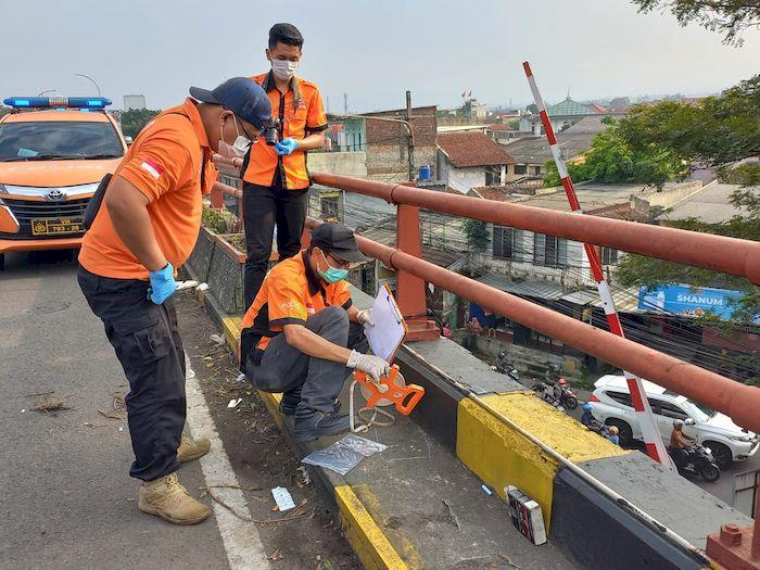 Tim-Inafis-Polrestabes-Bandung-melakukan-olah-tempat-kejadian-perkara-di-Flyover-Cimindi.jpg