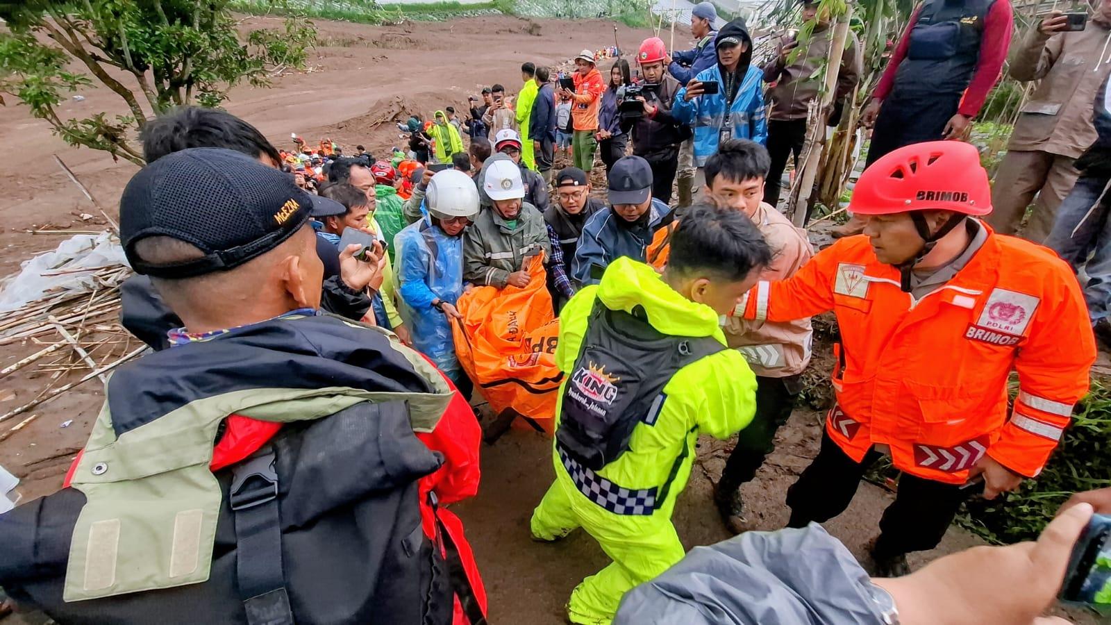 BMKG Beberkan Penyebab Longsor yang Mengubur 30 Rumah di Cisarua Bandung Barat