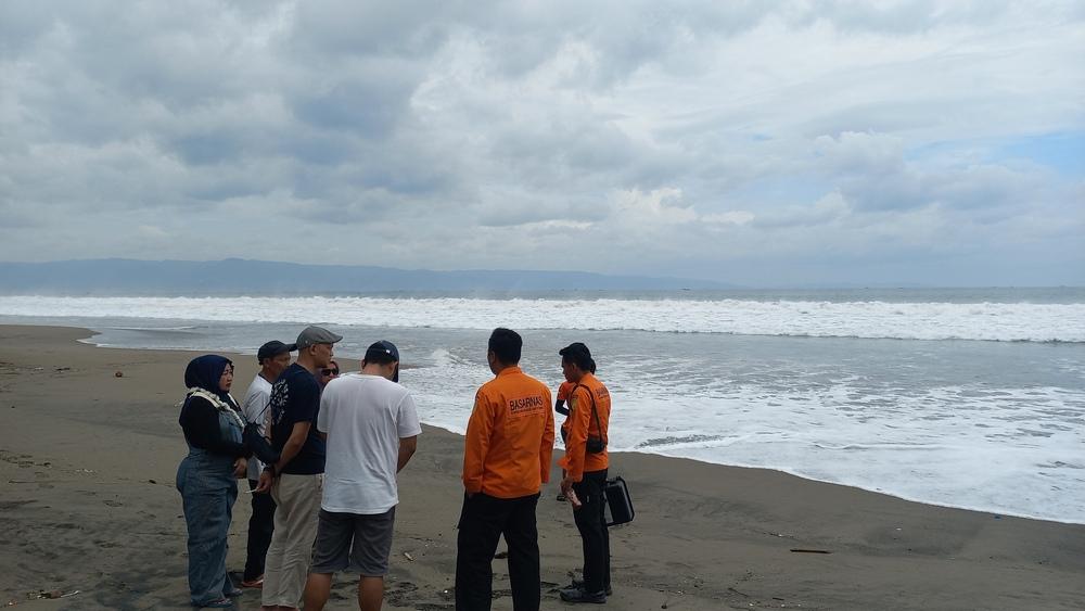 4 Wisatawan Bogor Terseret Ombak di Sukabumi, Satu Orang Hilang Masih Dicari