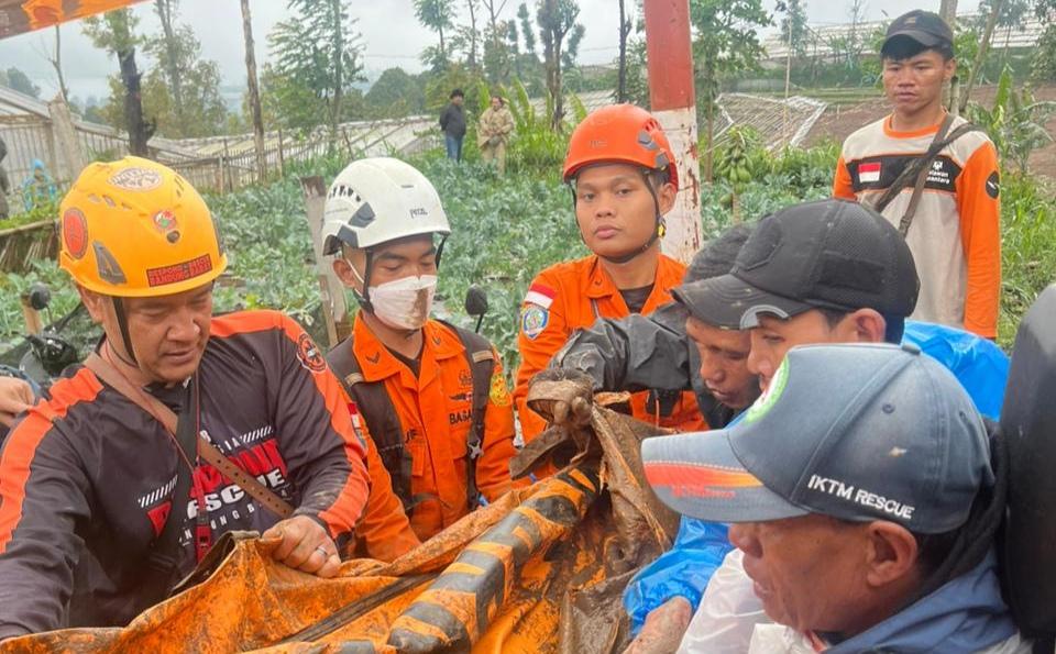 jabar/Tim-SAR-saat-evakuasi-korban-tertimbun-longsor-di-KBB-Sabtu-2412026.jpg