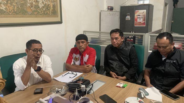 Tim-hukum-pasangan-nomor-urut-1-saat-menggelar-jumpa-pers-Selasa-3122024.jpg