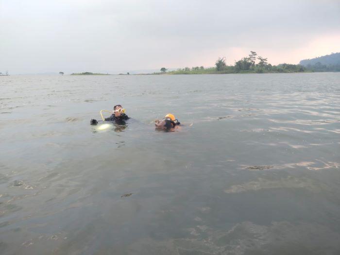 Tim-penyelam-tengah-mengevakuasi-jenazah-Ade-Rohendi-35-di-Waduk-Jatigede.jpg