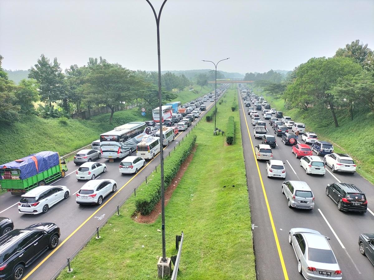 Jelang Siang, Lalu Lintas di Tol Cipali Masih Padat Merayap Meski Sudah One Way