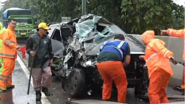Toyota-Innova-kecelakaan-maut-di-Tol-Cipularang-2.jpg