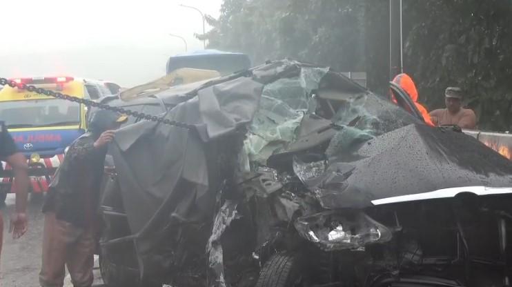 Toyota-Innova-kecelakaan-maut-di-Tol-Cipularang-KM-83-4.jpg