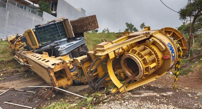 Kecelakaan Maut, Satu Orang Meninggal Saat Tractor Head Pengangkut Crane Terguling di Dago Resort