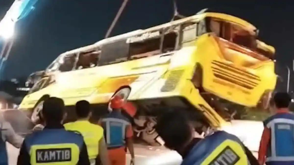 Tragedi-kecelakaan-bus-di-POCahayaTrans-di-Exit-Tol-Krapyak-Kota-Semarang.jpg