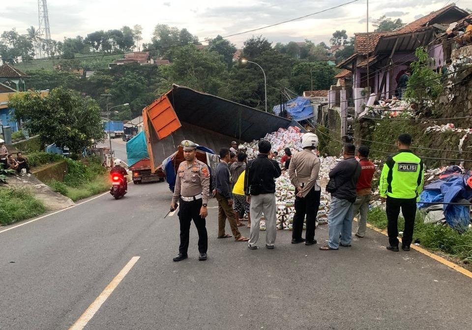 Truk-bermuatan-air-mineral-dan-susu-cair-di-Jalan-Cagak-Nagreg-bandung-terguling.jpg
