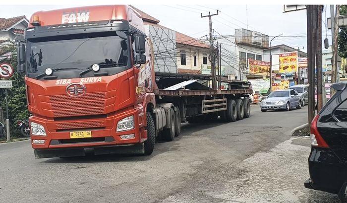 Truk Sumbu Tiga Masih Kuasai Jalan Lingkar Selatan Sukabumi-Cianjur
