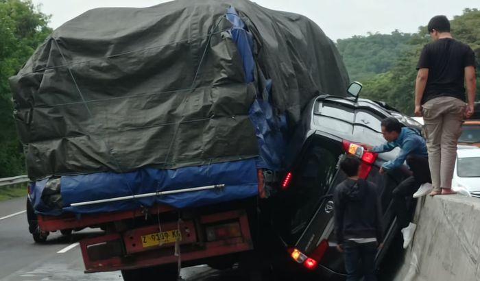 Truk-menghimpit-Avanza-ke-pembatas-jalan-kecelakaan-di-Tol-Cipularang.jpg