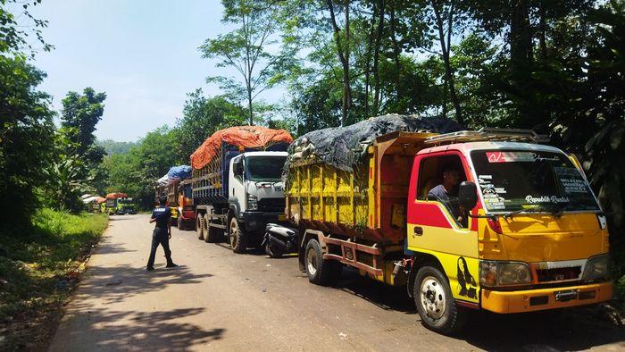 Truk-pengangkut-sampah-mengantre-di-TPA-Sarimukti-Kabupaten-Bandung-Barat-KBB.jpg