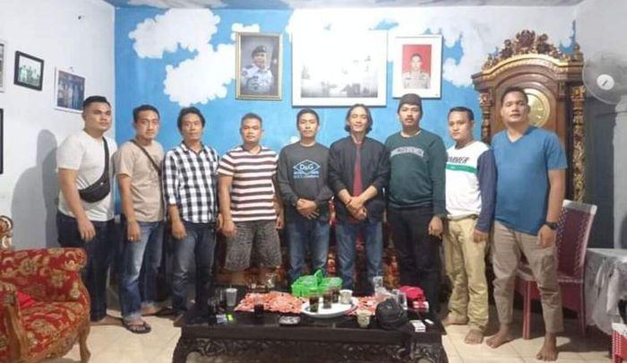 Try-Setia-Budi-Purwanto-tengah-foto-dengan-anggota-Polres-Way-Kanan.jpg