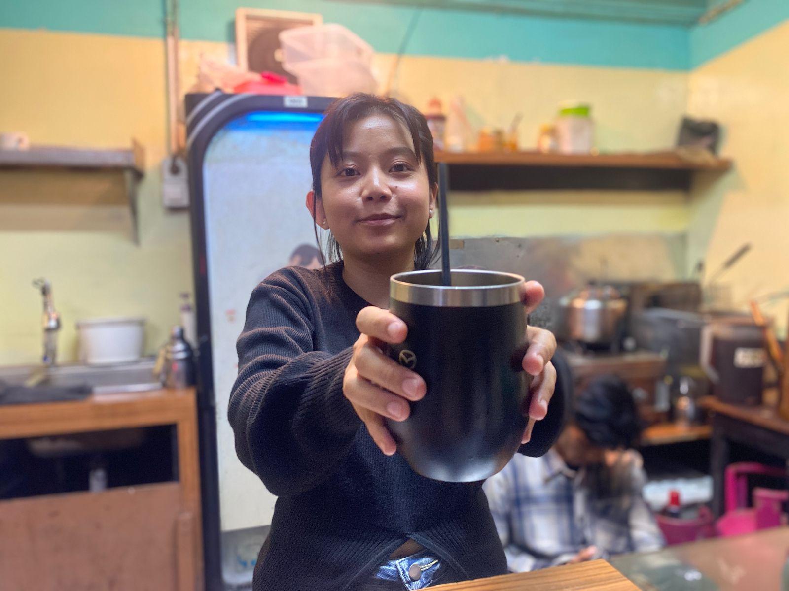 Tumbler-yang-dibawa-customer-di-caffe-di-bandung.jpg