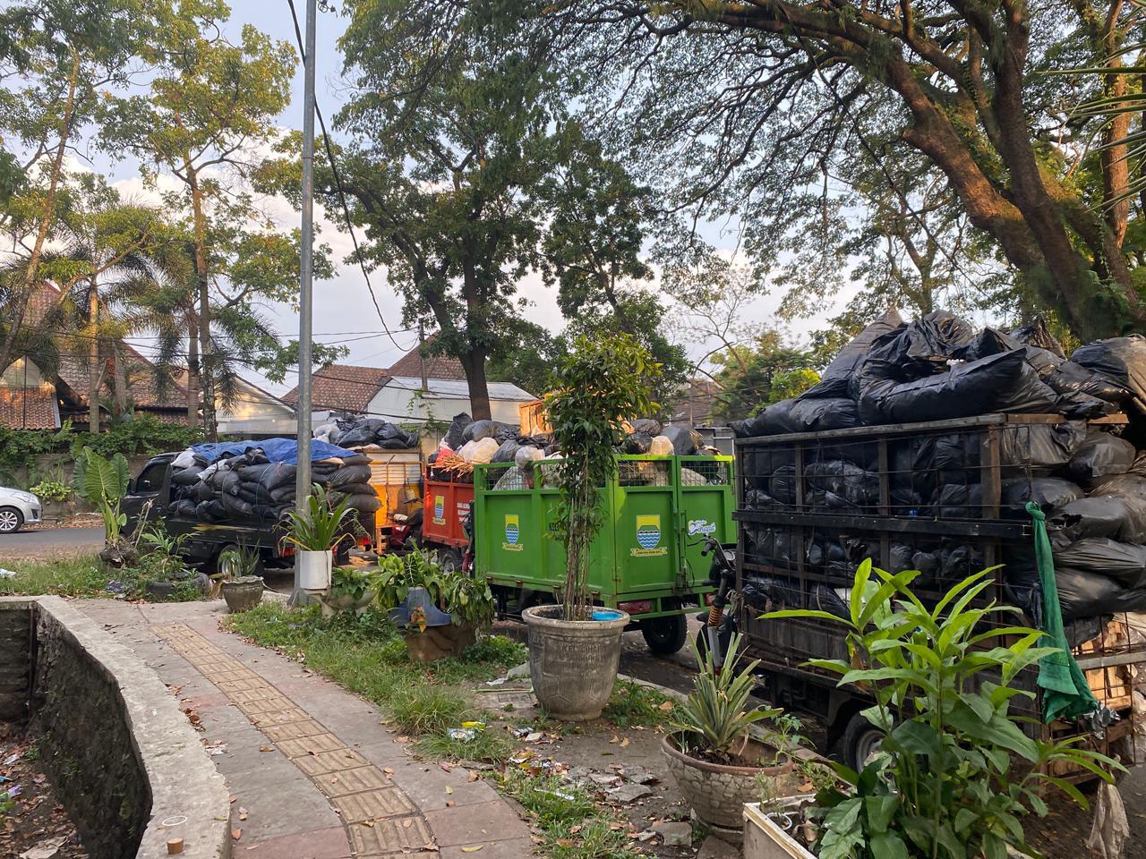 Tumpukan-sampah-di-TPS-Taman-Cibeunying-yang-siap-diangkut-Senin-2332026.jpg
