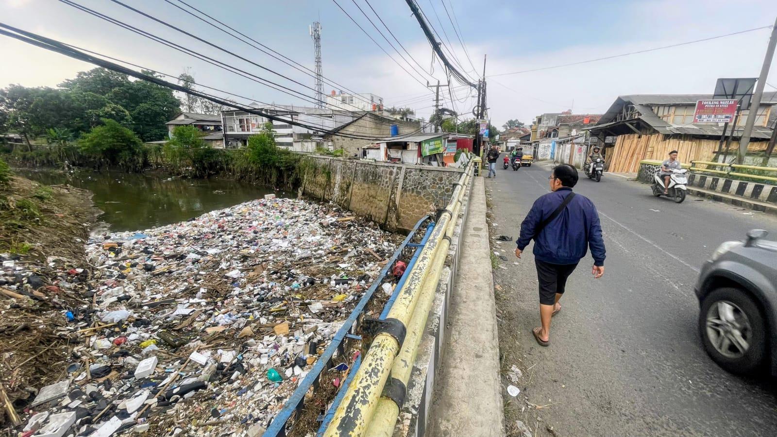 Tumpukan-sampah-di-aliran-Sungai-Cikapundungedsvgf.jpg