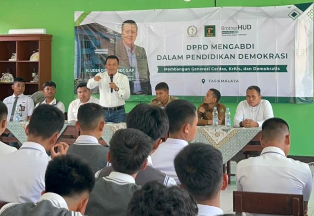 Uden Dida Efendi gelar pendidikan demokrasi: upaya bentuk merawat demokrasi