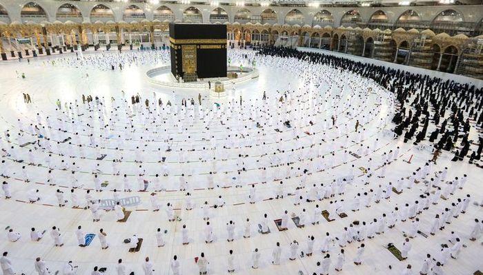 Umat-muslim-berdoa-di-sekitar-Kabah-di-Kompleks-Masjidil-Haram.jpg