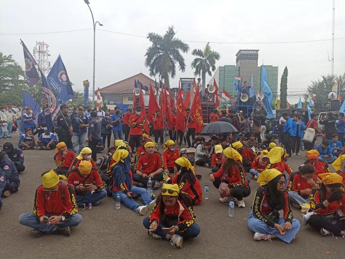 Unjuk-rasa-buruh-di-Karawang-992022.jpg