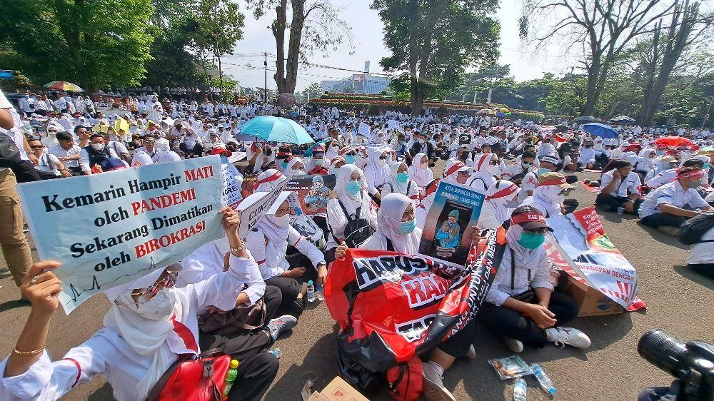 Ribuan Tenaga Kesehatan Memohon di Depan Gedung Sate, ''Tolong Jangan Lupakan Kami''