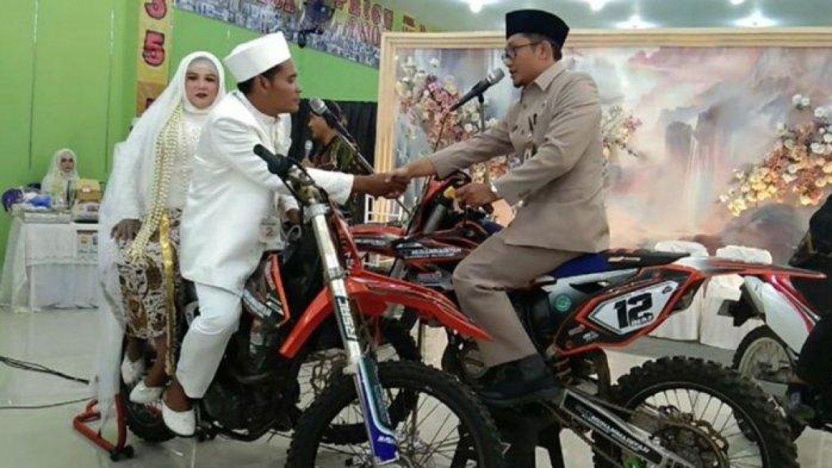 jabar/Viral-pasangan-pengantin-gelar-prosesi-ijab-kabul-di-atas-motor-trail.jpg