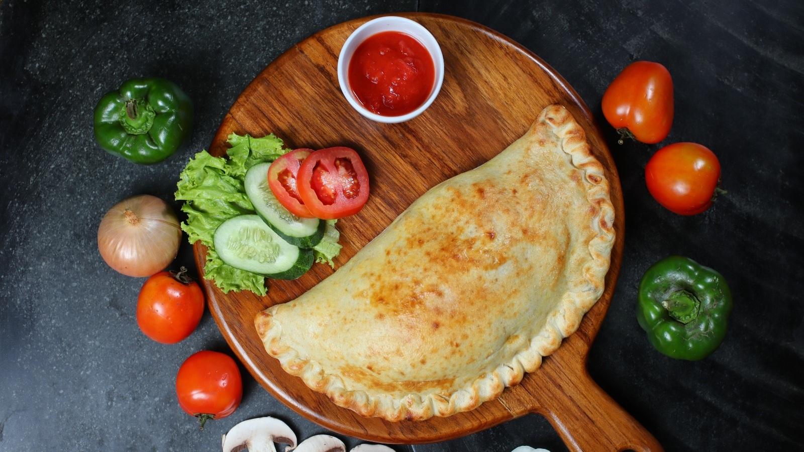 Volcano-Calzone-tampak-seperti-pastel-raksasa.jpg
