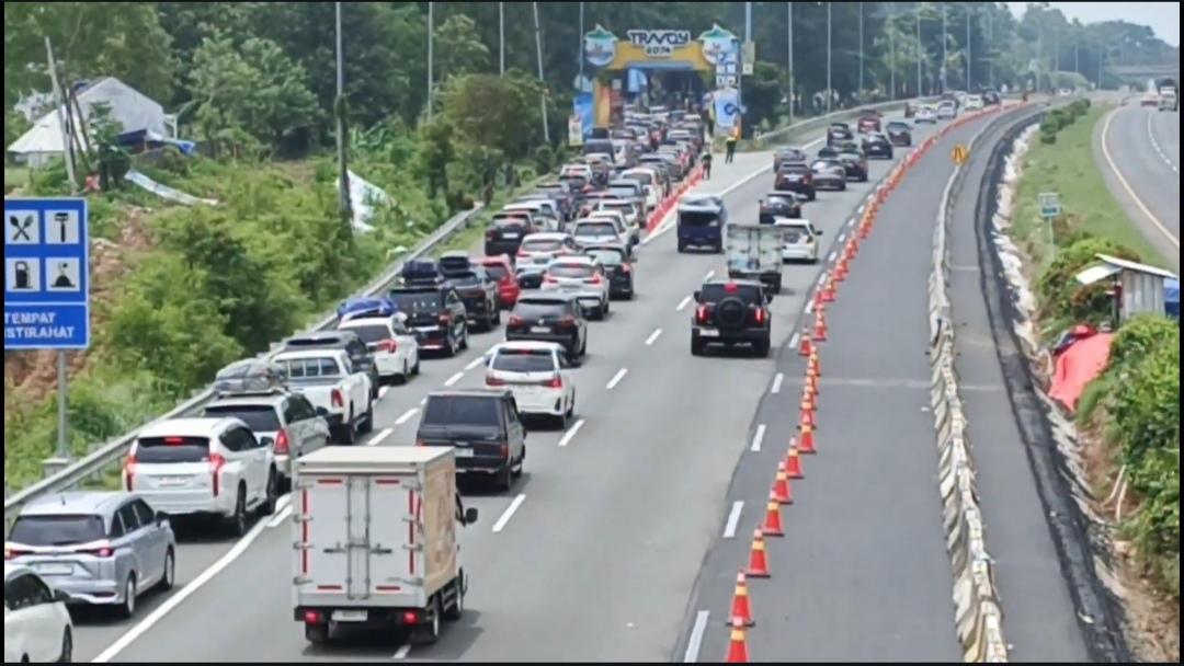 Volume-arus-mudik-Lebaran-di-ruas-Tol-Palikanci-22222.jpg