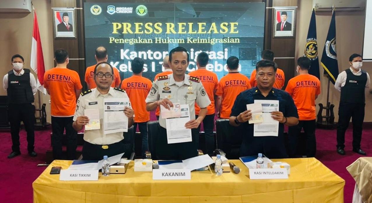 WNA-diamankan-di-cirebon.jpg