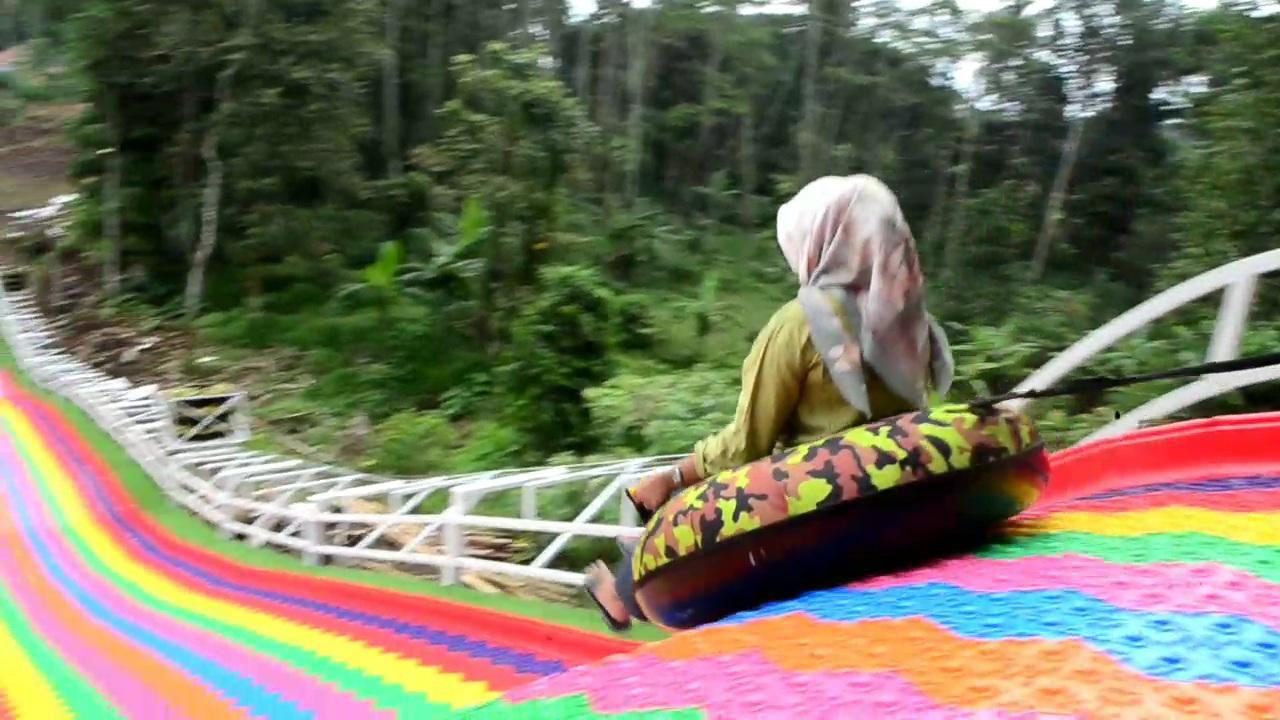 Wahana-Rainbow-di-obyek-wisata-Nalisa-Cipanten.jpg