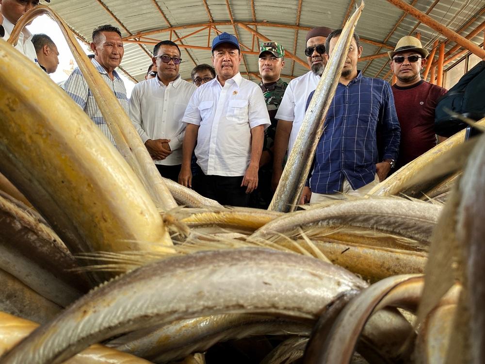 Wahyu-Trenggono-melakukan-blusukan-ke-Tempat-Pelelangan-Ikan.jpg
