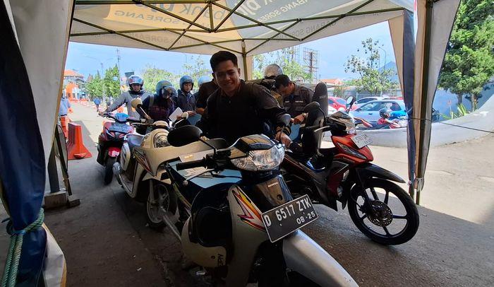 Wajib-pajak-sedang-mengantre-untuk-cek-fisik-kendaraan-di-Samsat-Soreang.jpg