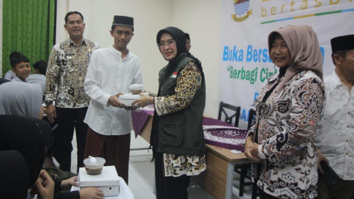 Program Bubos Ke-7, Pemkab Cirebon Bagikan 35 Ribu Paket Makanan untuk Masyarakat