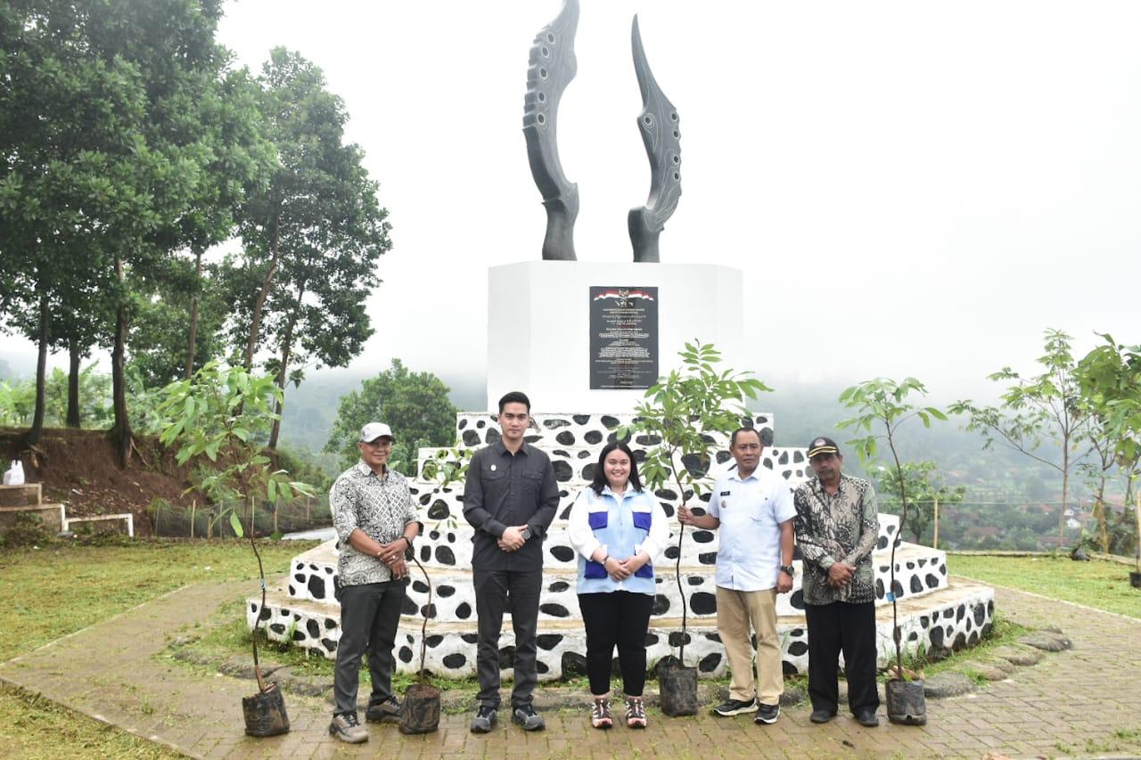 Mitigasi Bencana di Sumedang, Wabup Fajar & Farah Dorong Kepedulian Lingkungan Lewat Penanaman Pohon