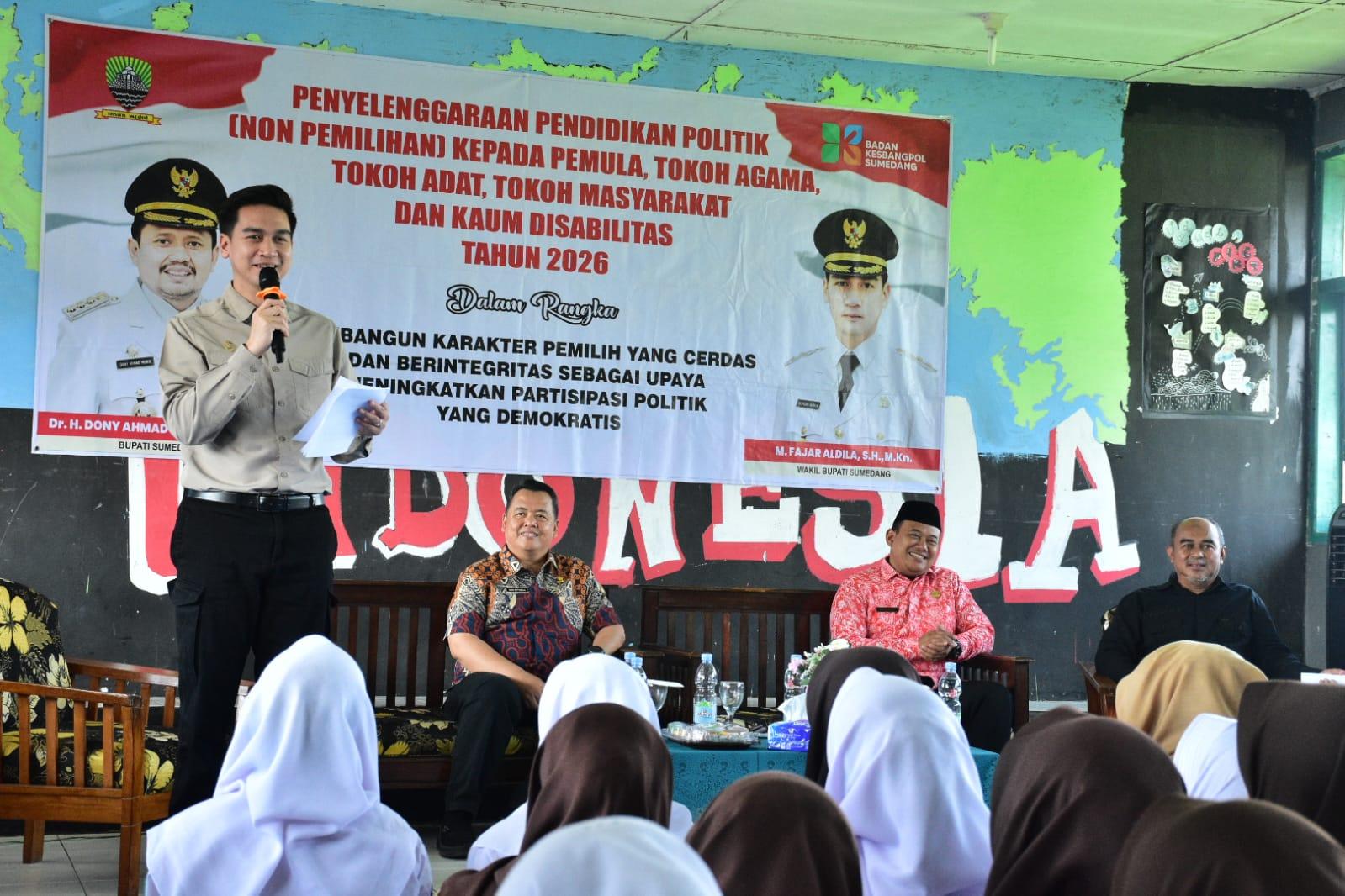 Wakil-Bupati-Sumedang-M-Fajar-Aldila-saat-memberikan-materi-pendidikan-politik.jpg