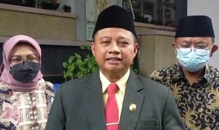 Wakil-Gubernur-Jabar-Uu-Ruzhanul-Ulum-saat-memberi-keterangan.jpg