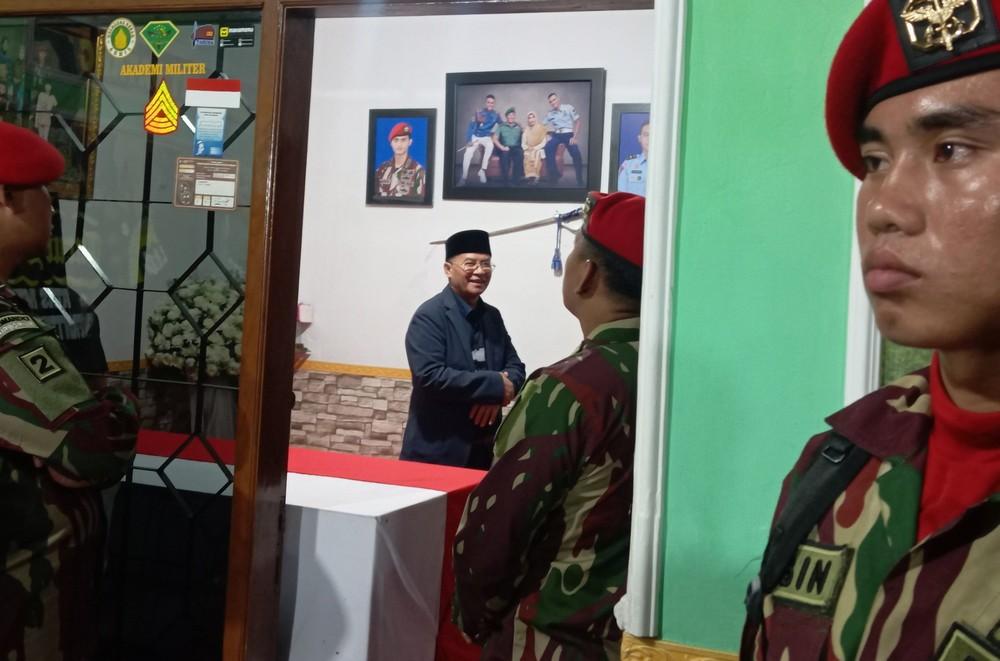 Wakil-Gubernur-Jawa-Barat-Erwan-Setiawan-takziah-ke-rumah-d.jpg