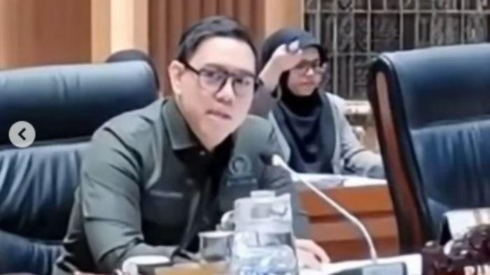 Wakil-Ketua-Komisi-I-DPR-RI-Dave-Laksono-buru-buru-menutup-rapat.jpg