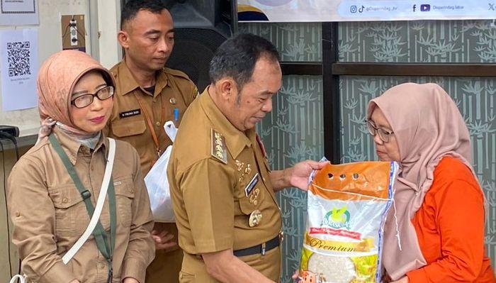 Wali-Kota-Cimahi-Ngatiyana-menyerahkan-paket-bahan-pokok.jpg