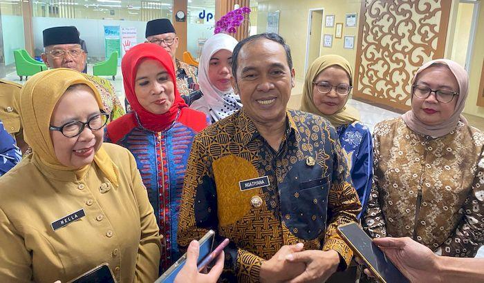 Wali-Kota-Cimahi-Ngatiyana-tengah-baju-batik-111.jpg