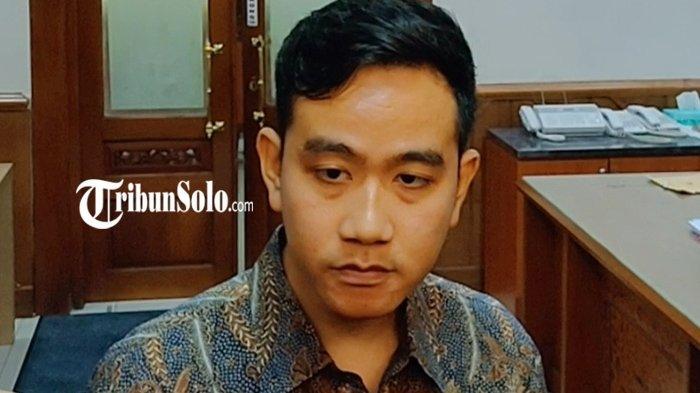 Wali-Kota-Solo-Gibran-Rakabuming-Raka-saat-ditemui-di-kantornya-Senin-16102023.jpg