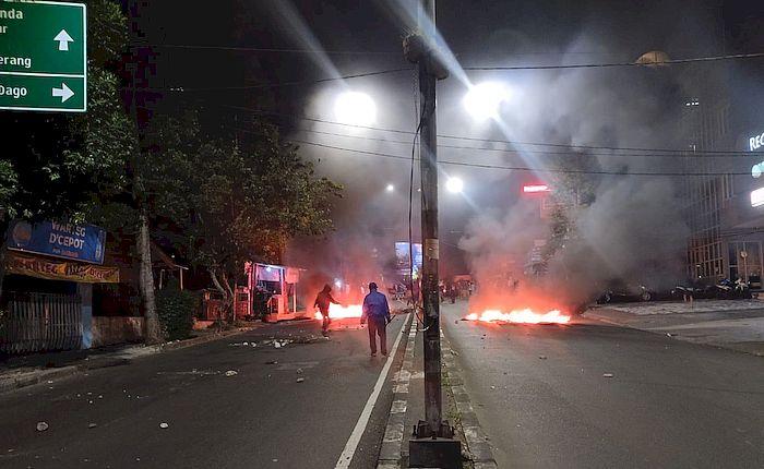 BREAKING NEWS: Warga Dago Elos Blokir Jalan Raya Ir H Djuanda Kawasan Terminal Dago