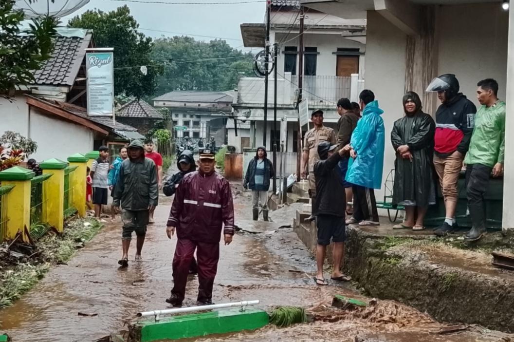 Update Banjir Garut, Warga Mulai Bersihkan Material Banjir di Cisurupan Setelah Air Mulai Surut