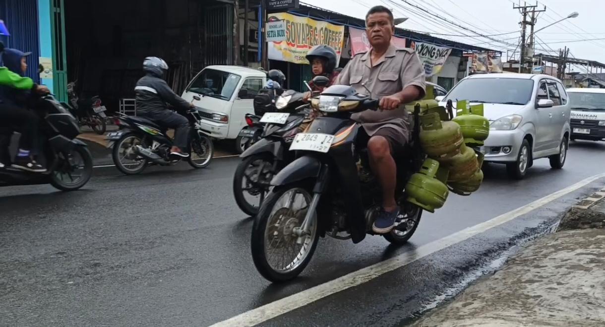 Warga-Purwakarta-saat-berburu-gas-LPG-3-Kg.jpg