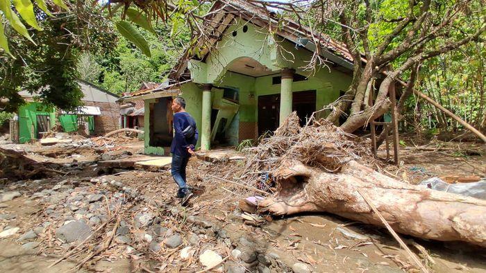 Warga-Sukabumi-melintas-di-depan-rumah-yang-rusak.jpg